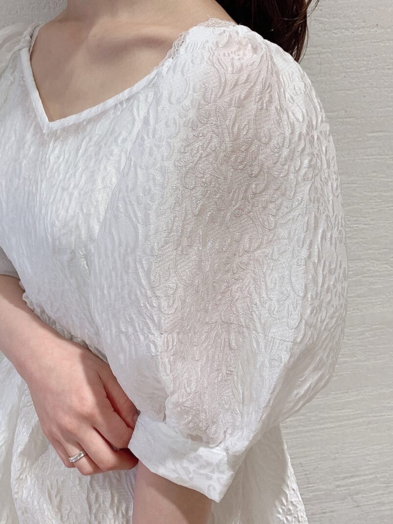 ベージュ系のサンダル、ホワイト系のその他パンツ、ホワイト系のチュニックを着用したレディースの夏コーディネートの9枚目の写真