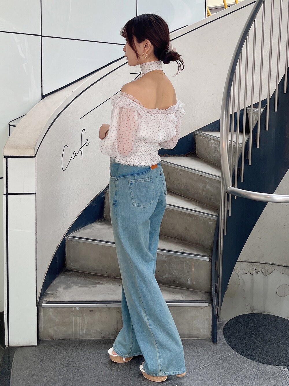 ピンク系のシャツ/ブラウス、ブルー系のデニムパンツ、ホワイト系のサンダルを着用したレディースの夏コーディネートの3枚目の写真