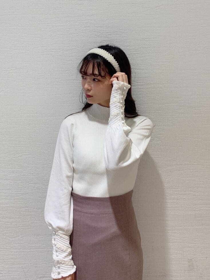 ピンク系のその他アウター、ブラウン系のブーツ、ベージュ系のスカートを着用したレディースの秋コーディネートの9枚目の写真