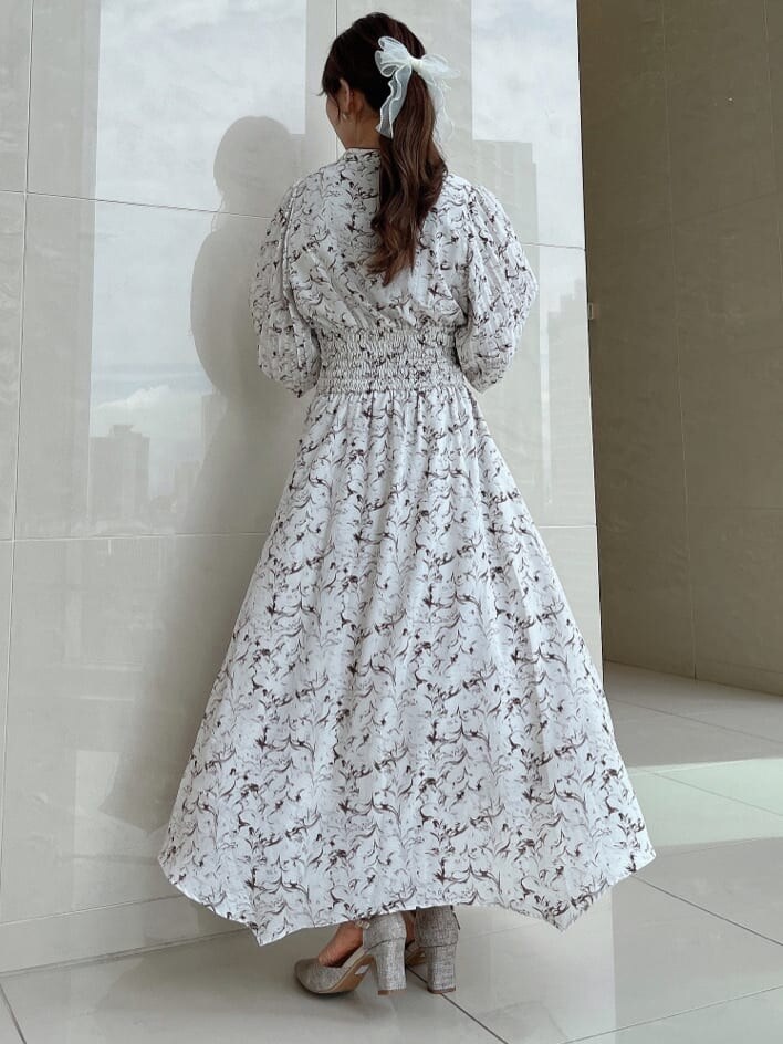 ホワイト系のワンピースを着用したレディースの秋コーディネートの5枚目の写真