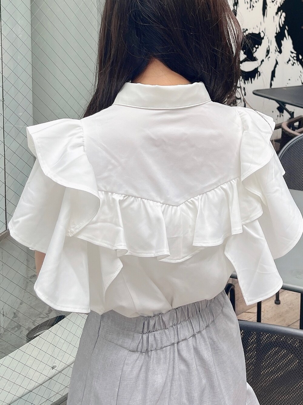 ホワイト系のシャツ/ブラウス、グレー系のスカート、ホワイト系のサンダルを着用したレディースの春コーディネートの10枚目の写真