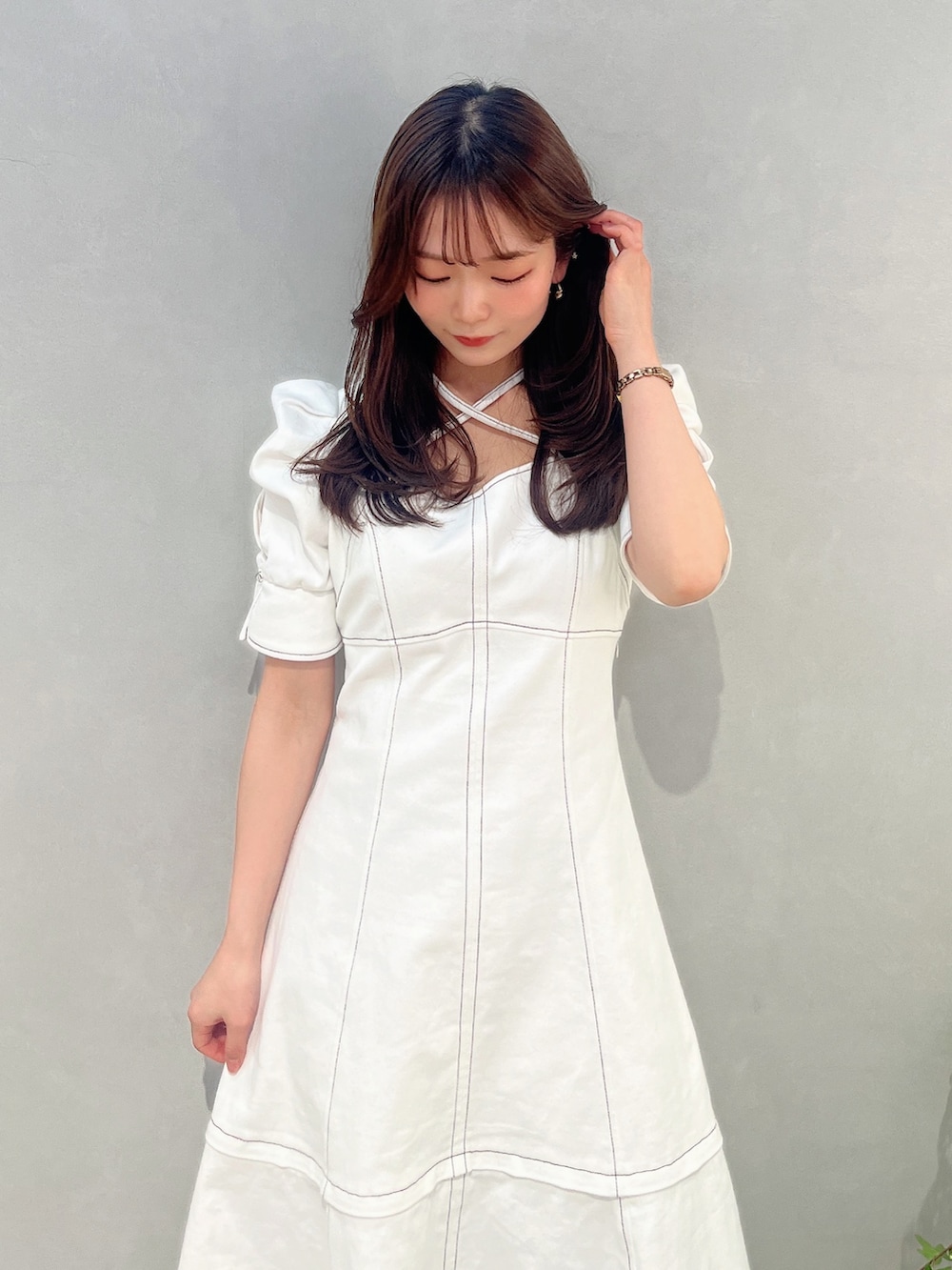 ホワイト系のワンピースを着用したレディースの冬コーディネートの5枚目の写真