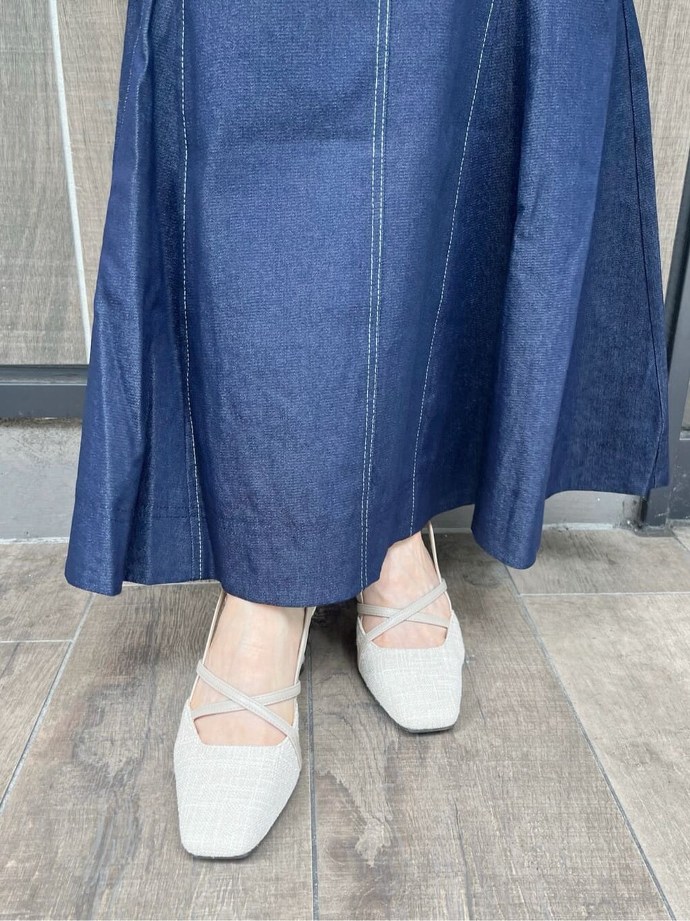 ブルー系のスカート、ホワイト系のTシャツ/カットソー、ホワイト系のパンプスを着用したレディースの夏コーディネートの8枚目の写真