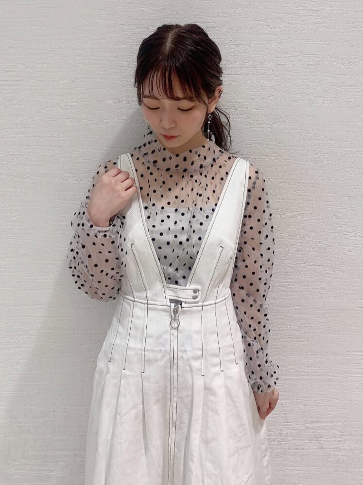 ホワイト系のジャンパースカート、ホワイト系のシャツ/ブラウス、ホワイト系のパンプスを着用したレディースの夏コーディネートの5枚目の写真