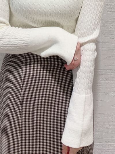 ホワイト系のパンプス、ブラウン系のスカート、ホワイト系のニット/セーターを着用したレディースの夏コーディネートの6枚目の写真