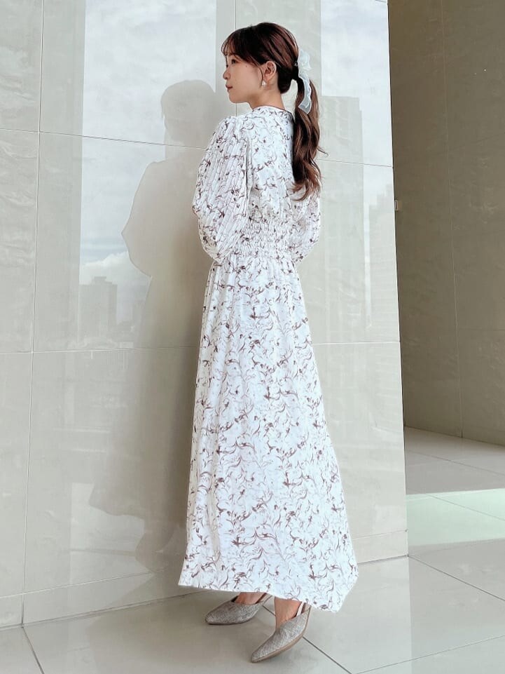 ホワイト系のワンピースを着用したレディースの秋コーディネートの3枚目の写真