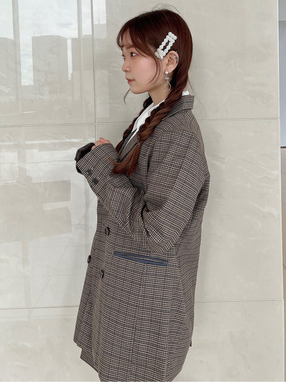 ホワイト系のシャツ/ブラウス、ブルー系のテーラードジャケット、ブルー系のスカートを着用したレディースの秋コーディネートの6枚目の写真