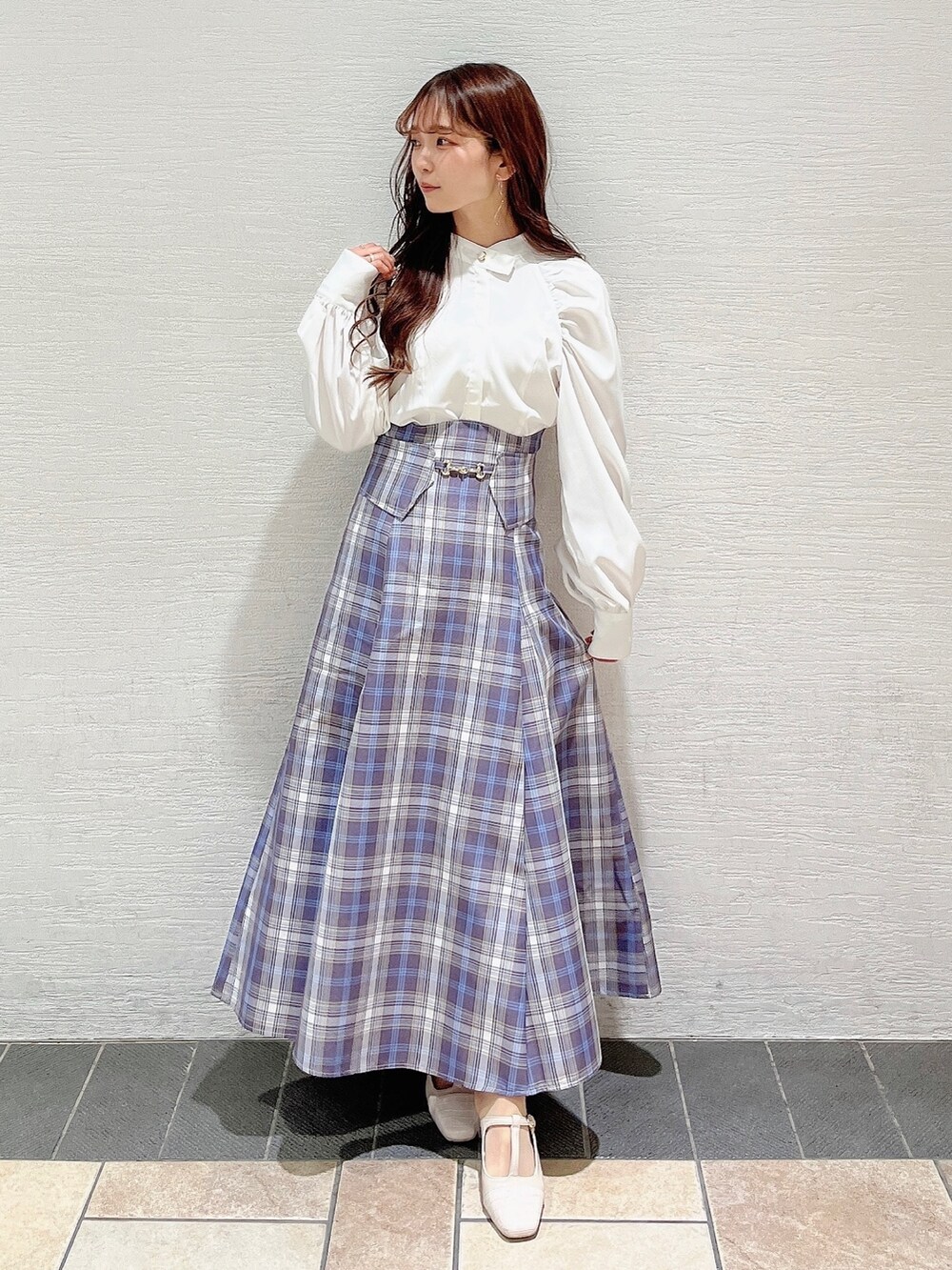 ホワイト系のパンプス、パープル系のスカート、ホワイト系のシャツ/ブラウスを着用したレディースの冬コーディネートの5枚目の写真