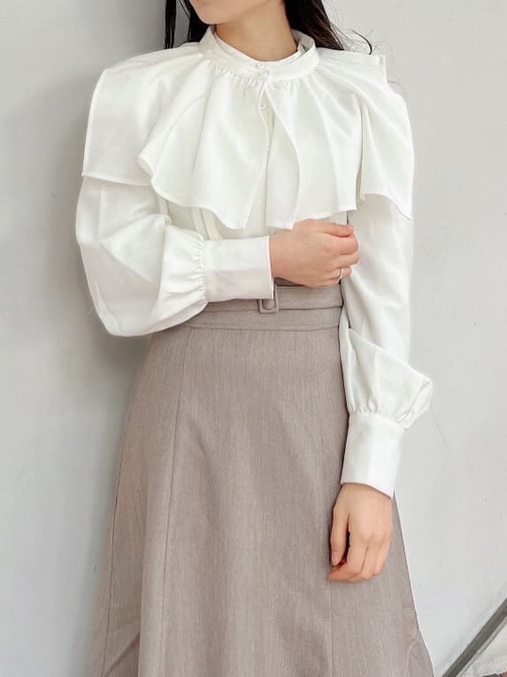 ホワイト系のシャツ/ブラウス、ベージュ系のローファー、ベージュ系のスカートを着用したレディースの冬コーディネートの4枚目の写真