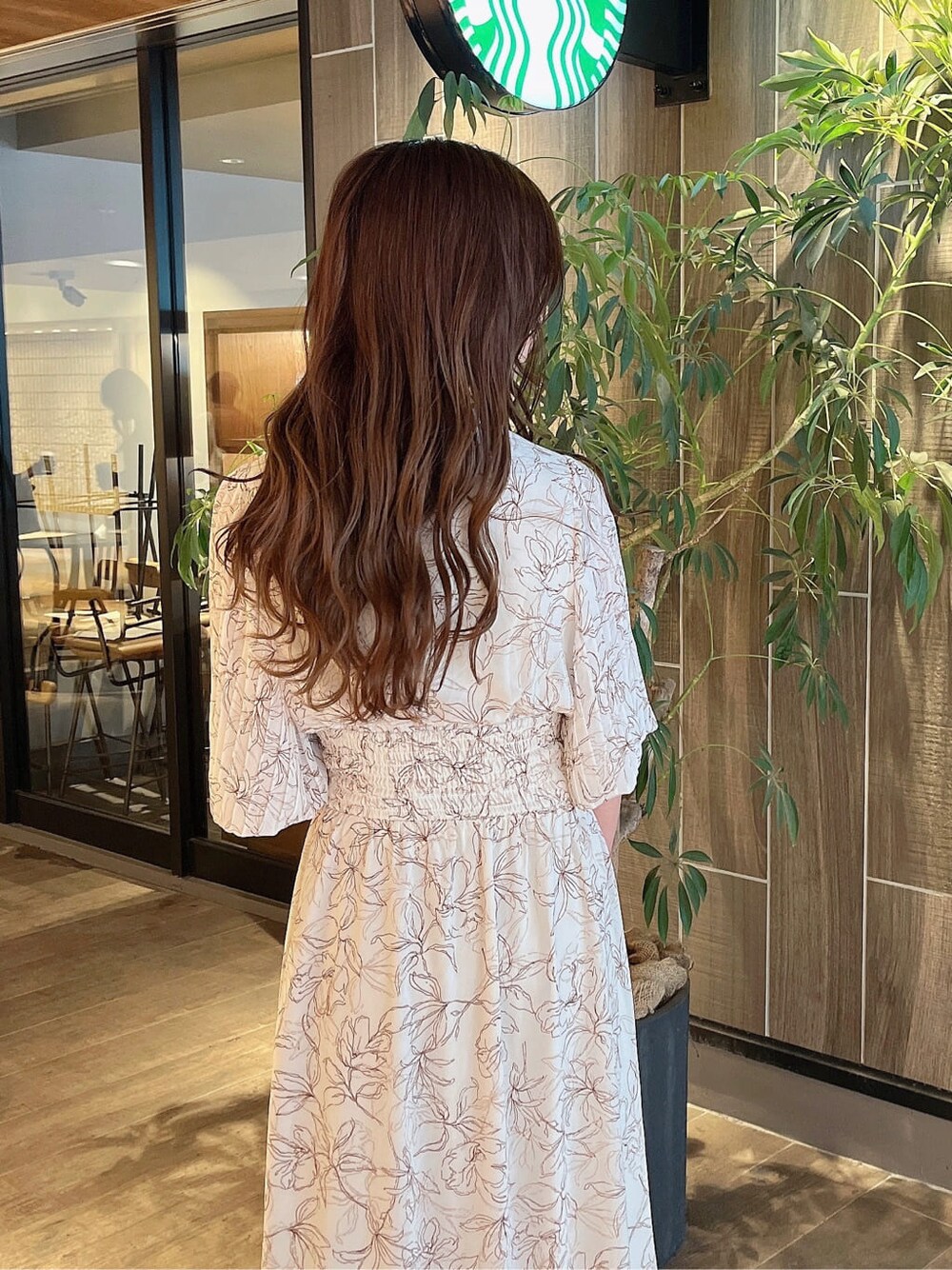 ベージュ系のサンダル、ホワイト系のハンドバッグ、ホワイト系のワンピースを着用したレディースの春コーディネートの6枚目の写真