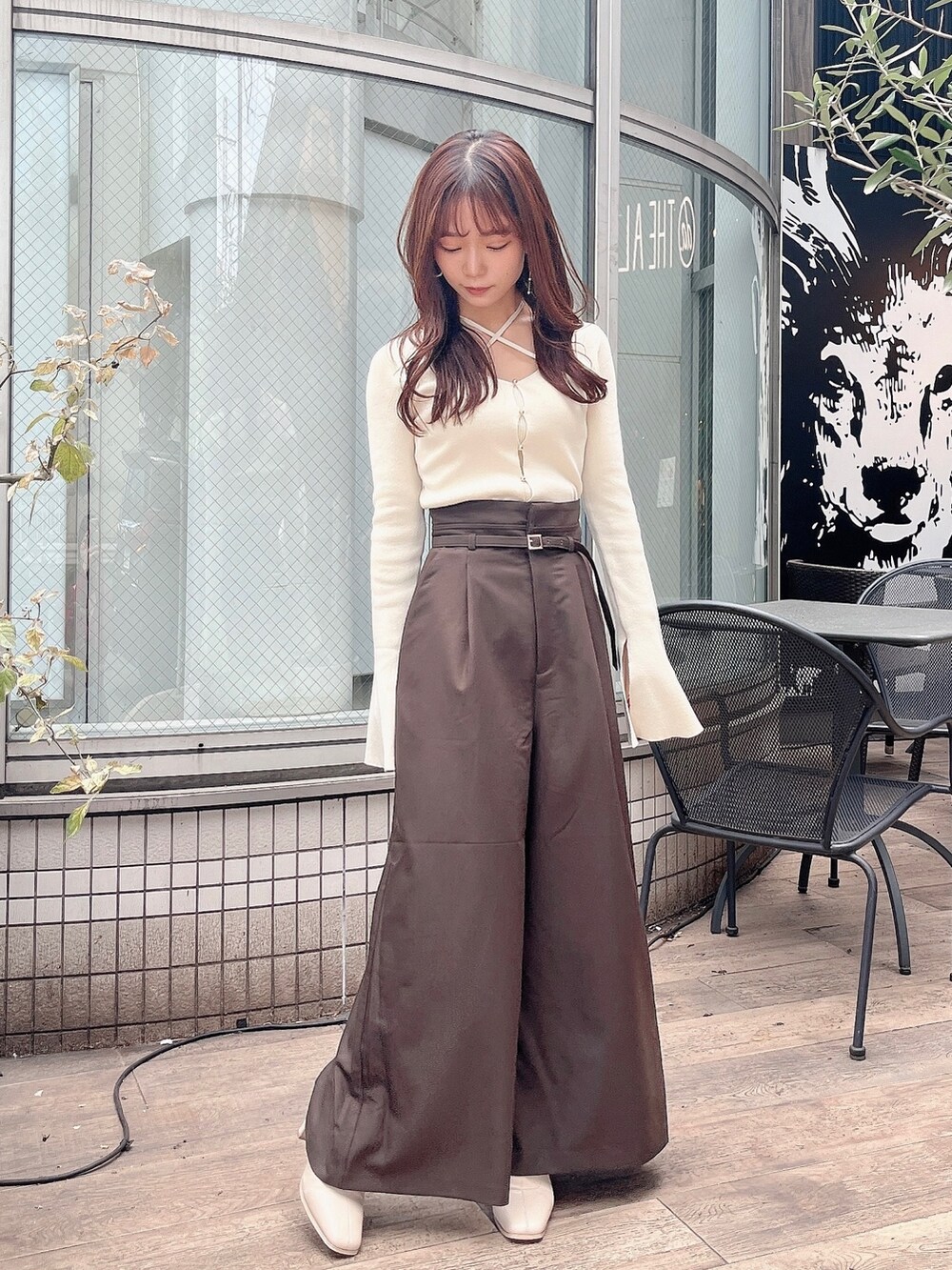 ホワイト系のニット/セーター、ブラウン系のその他パンツ、ホワイト系のブーツを着用したレディースの秋コーディネートの3枚目の写真