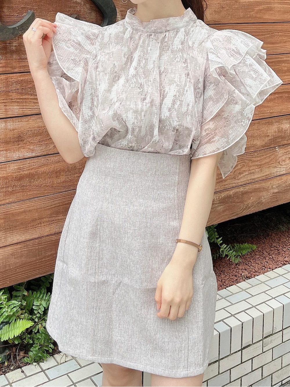 ブラウン系のサンダル、ベージュ系のシャツ/ブラウス、ベージュ系のスカートを着用したレディースの夏コーディネートの6枚目の写真