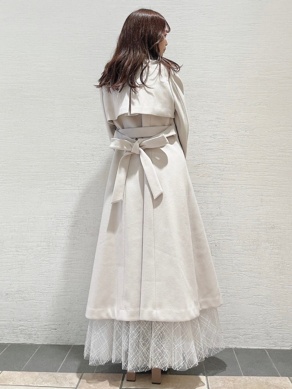 ホワイト系のその他アウター、ホワイト系のスカートを着用したレディースの夏コーディネートの4枚目の写真