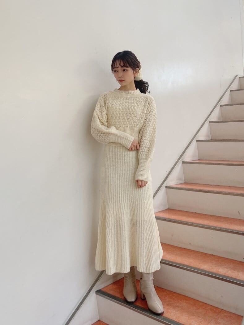 ホワイト系のワンピース、ベージュ系のブーツを着用したレディースの秋コーディネートの8枚目の写真