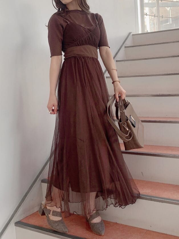 ブラウン系のワンピース、ブラウン系のパンプス、ベージュ系のハンドバッグを着用したレディースの秋コーディネートの2枚目の写真