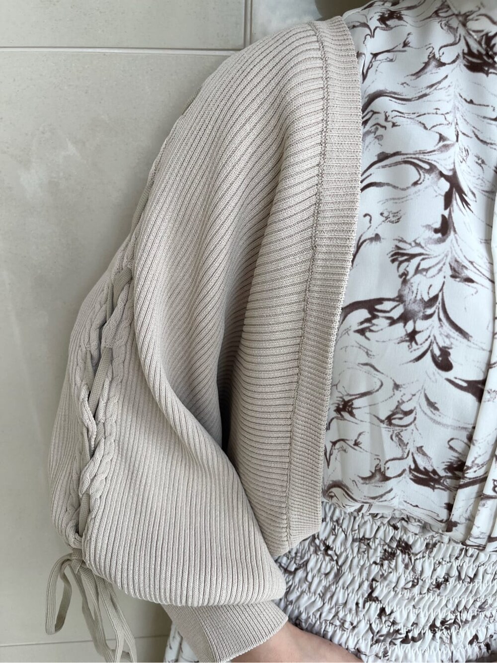 ベージュ系のカーディガン/ボレロ、ホワイト系のワンピースを着用したレディースの秋コーディネートの9枚目の写真