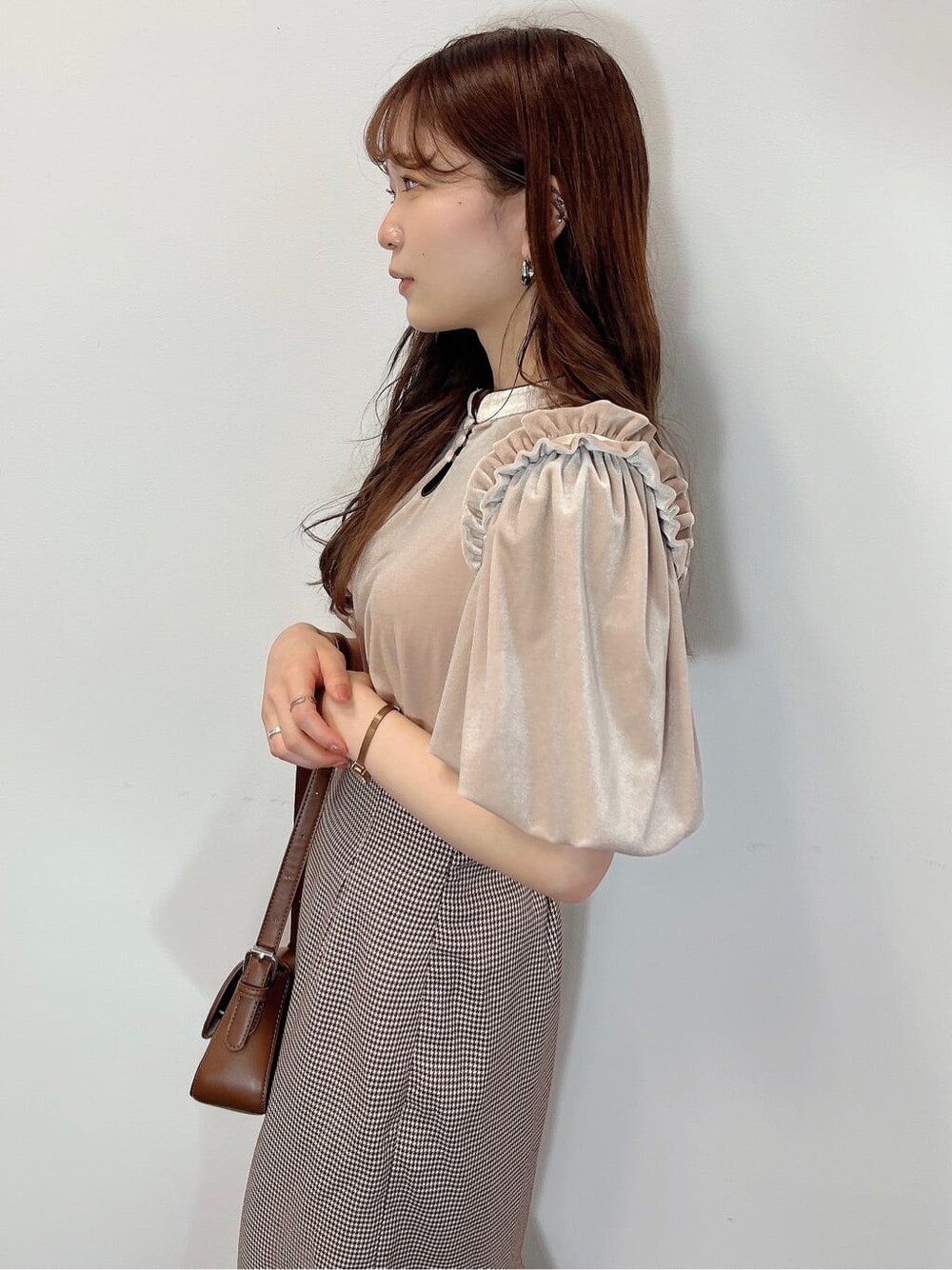 その他のスカート、ベージュ系のブーツ、ベージュ系のTシャツ/カットソーを着用したレディースの夏コーディネートの7枚目の写真