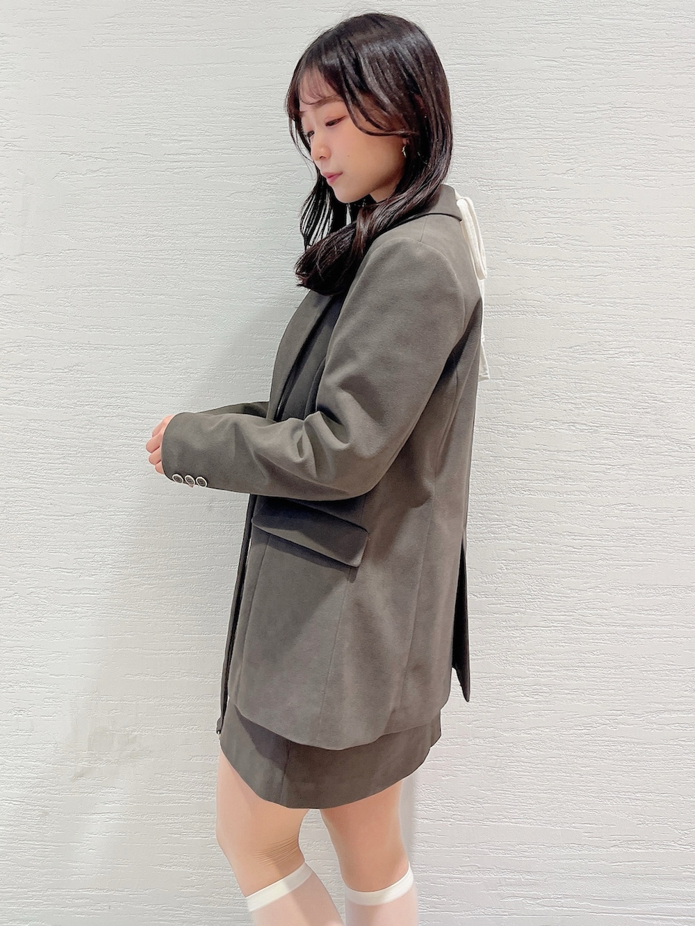 ホワイト系のTシャツ/カットソー、ブラウン系のテーラードジャケット、ブラウン系のスカートを着用したレディースの春コーディネートの9枚目の写真