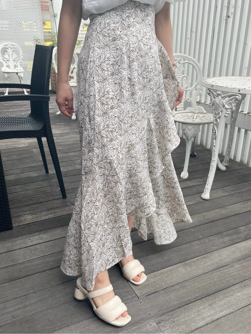 ホワイト系のスカート、ホワイト系のサンダル、ホワイト系のシャツ/ブラウスを着用したレディースの夏コーディネートの9枚目の写真