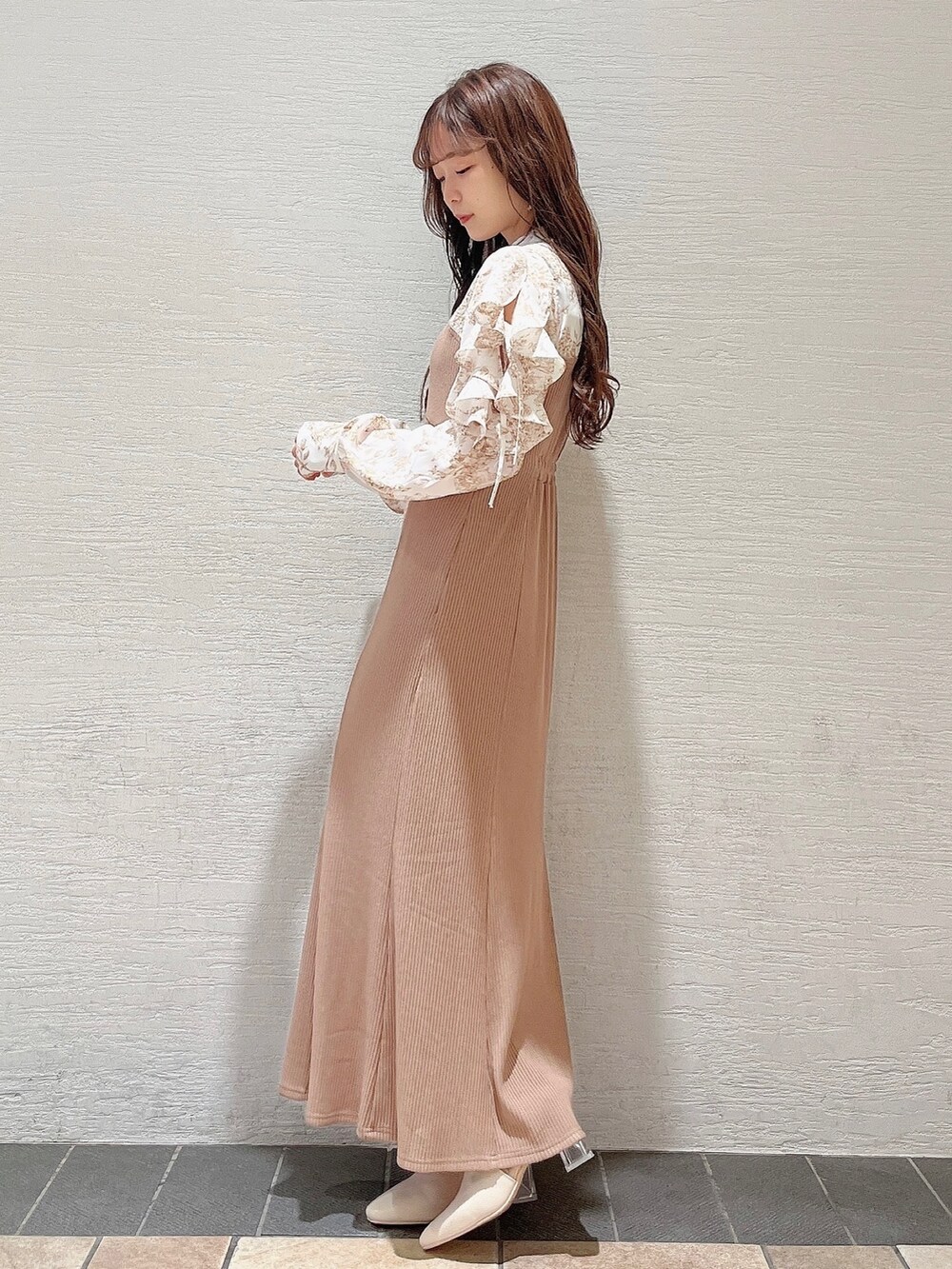 ベージュ系のワンピース、ベージュ系のブーツを着用したレディースの冬コーディネートの3枚目の写真