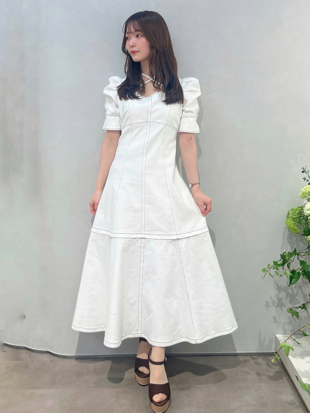 ホワイト系のワンピースを着用したレディースの冬コーディネートの2枚目の写真