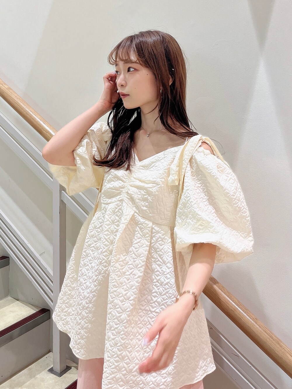 ホワイト系のシャツ/ブラウス、ピンク系のデニムパンツを着用したレディースの夏コーディネートの10枚目の写真