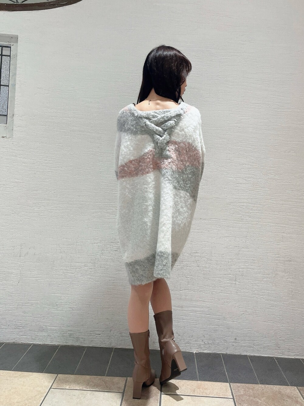 ベージュ系のブーツ、ピンク系のニット/セーターを着用したレディースの秋コーディネートの4枚目の写真