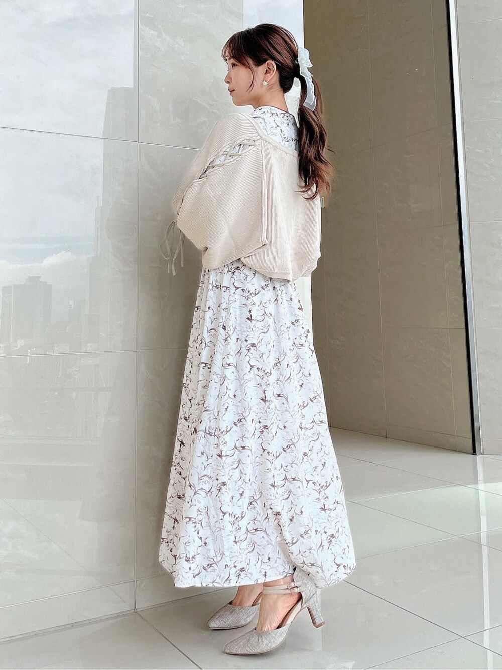 ベージュ系のカーディガン/ボレロ、ホワイト系のワンピースを着用したレディースの秋コーディネートの3枚目の写真