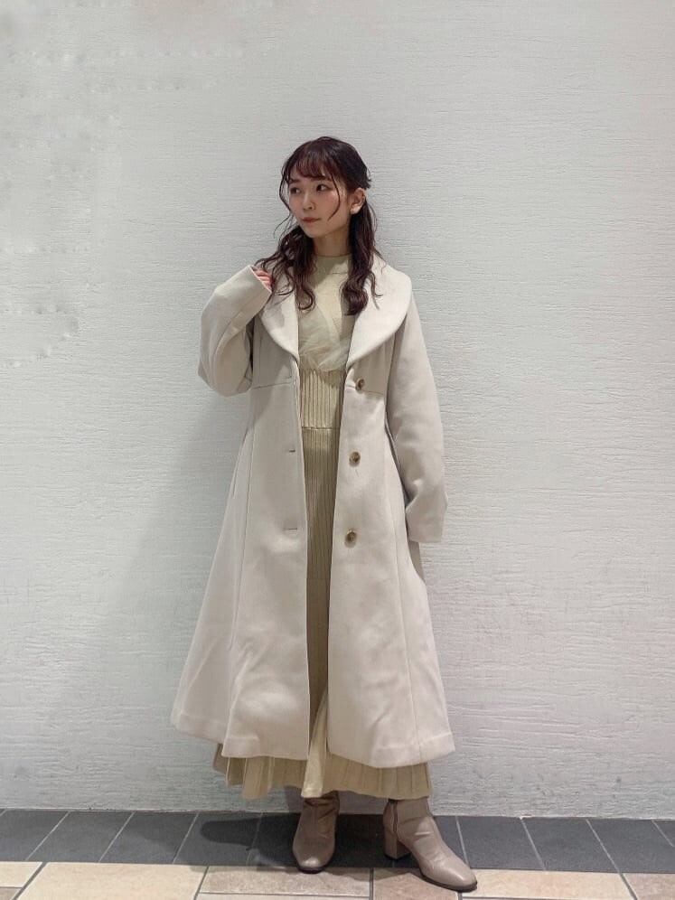 ホワイト系のその他アウター、ベージュ系のブーツ、ベージュ系のワンピースを着用したレディースの冬コーディネートの4枚目の写真