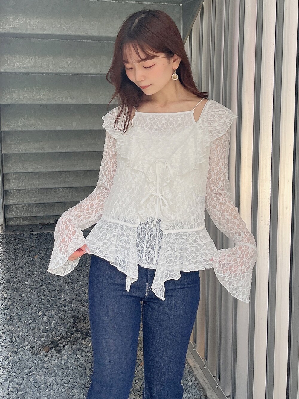 ホワイト系のTシャツ/カットソー、ブルー系のデニムパンツ、ホワイト系のサンダルを着用したレディースの夏コーディネートの7枚目の写真