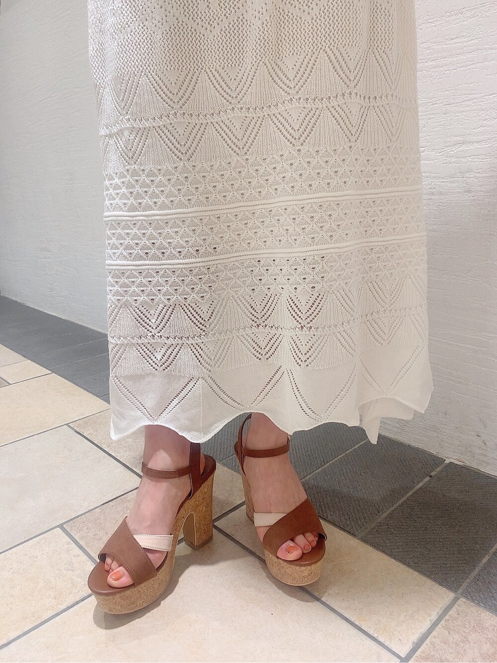 その他のサンダル、ホワイト系のワンピース、ブラウン系のハットを着用したレディースの春コーディネートの9枚目の写真