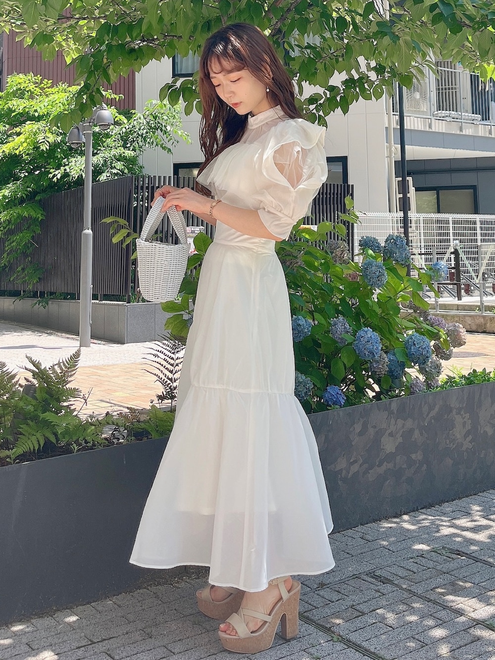 ホワイト系のシャツ/ブラウス、ホワイト系のスカート、ホワイト系のサンダルを着用したレディースの夏コーディネートの3枚目の写真