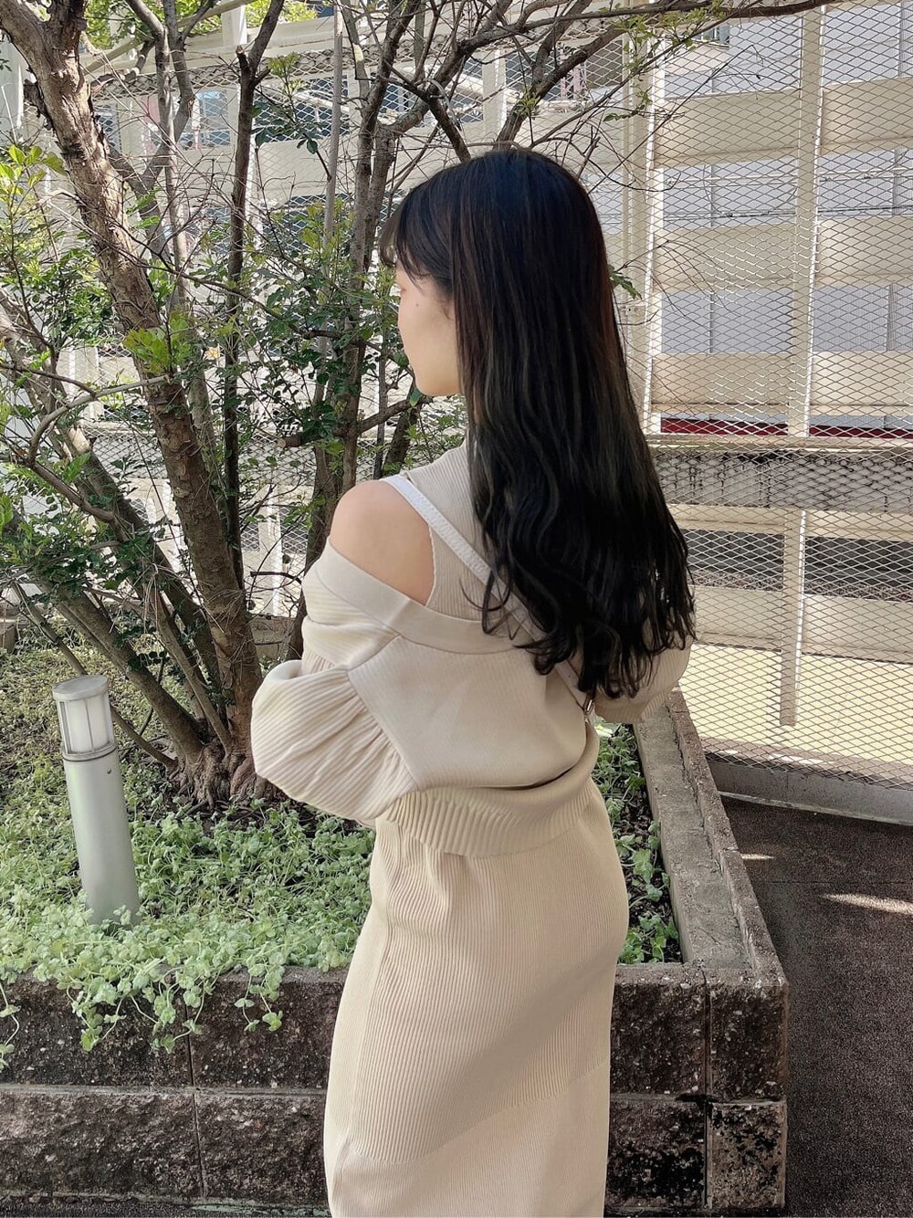 ホワイト系のパンプス、ホワイト系のショルダーバッグ、ベージュ系のワンピースを着用したレディースの春コーディネートの6枚目の写真