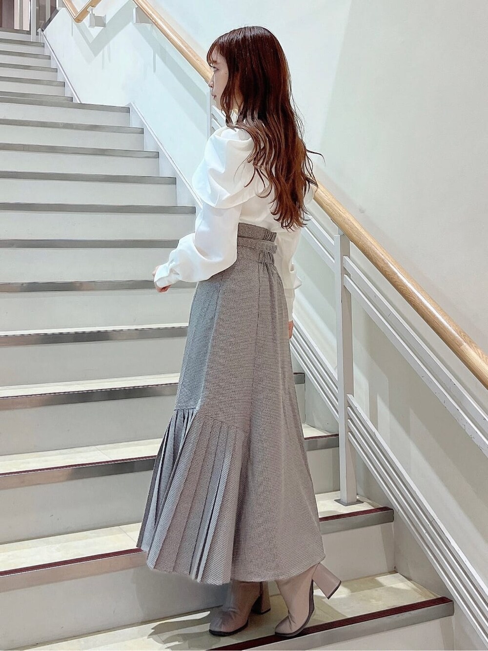 その他のスカート、ベージュ系のブーツ、ホワイト系のシャツ/ブラウスを着用したレディースの秋コーディネートの3枚目の写真