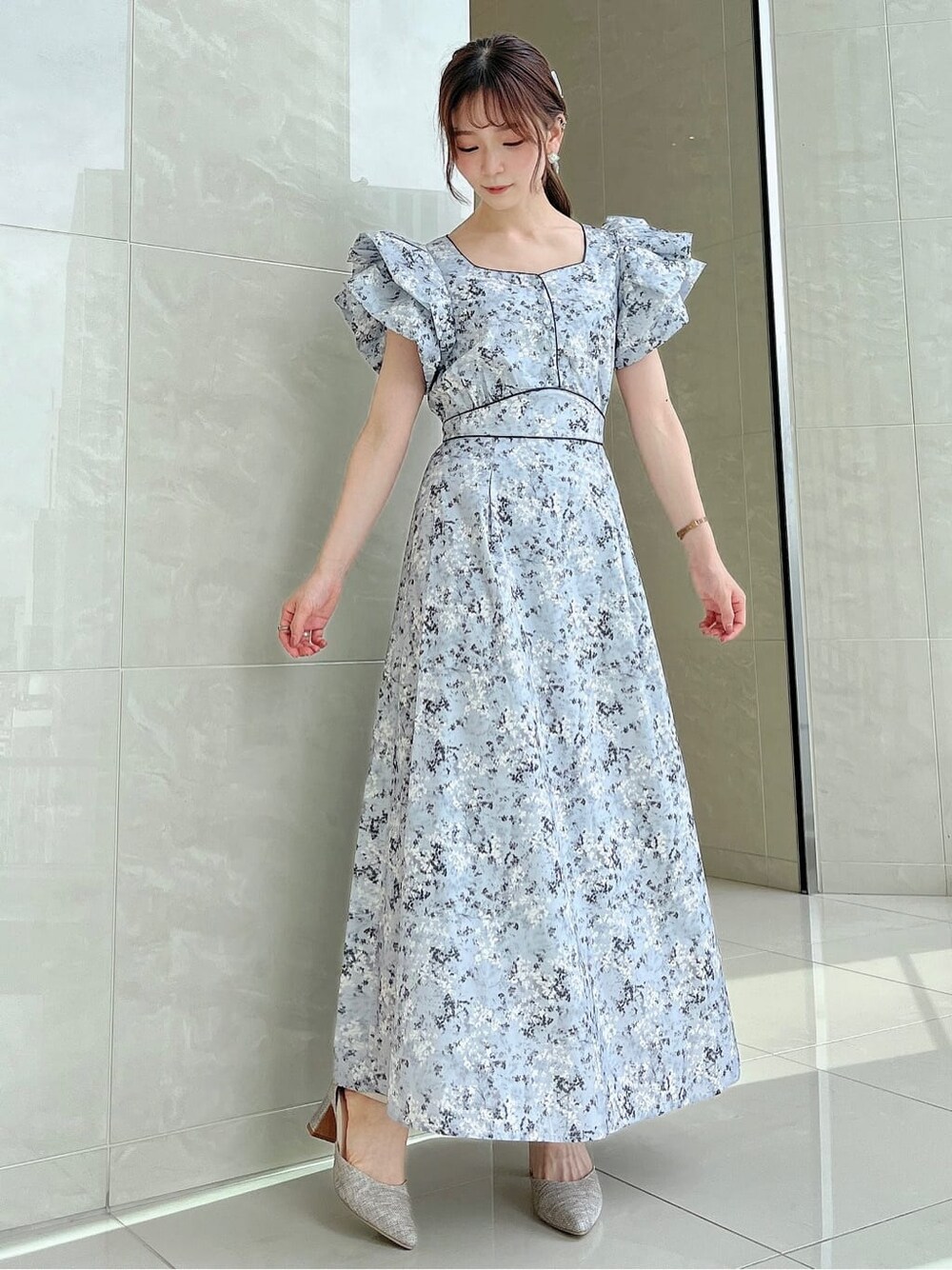 グレー系のワンピースを着用したレディースの秋コーディネートの3枚目の写真