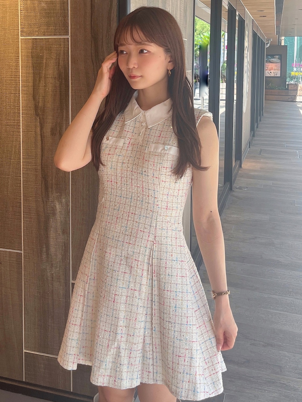 ホワイト系のワンピース、ホワイト系のブーツを着用したレディースの夏コーディネートの5枚目の写真