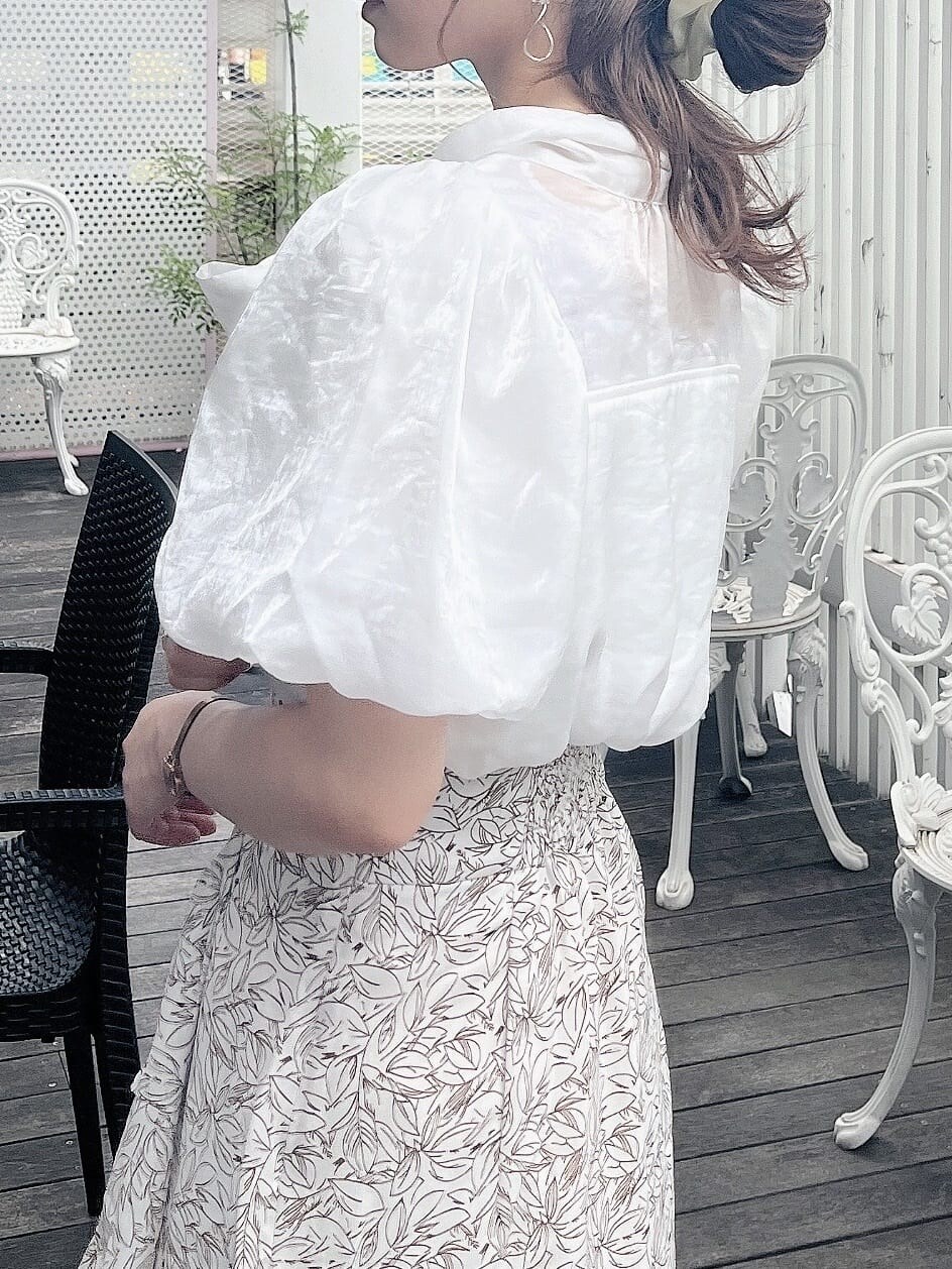 ホワイト系のスカート、ホワイト系のサンダル、ホワイト系のシャツ/ブラウスを着用したレディースの夏コーディネートの5枚目の写真