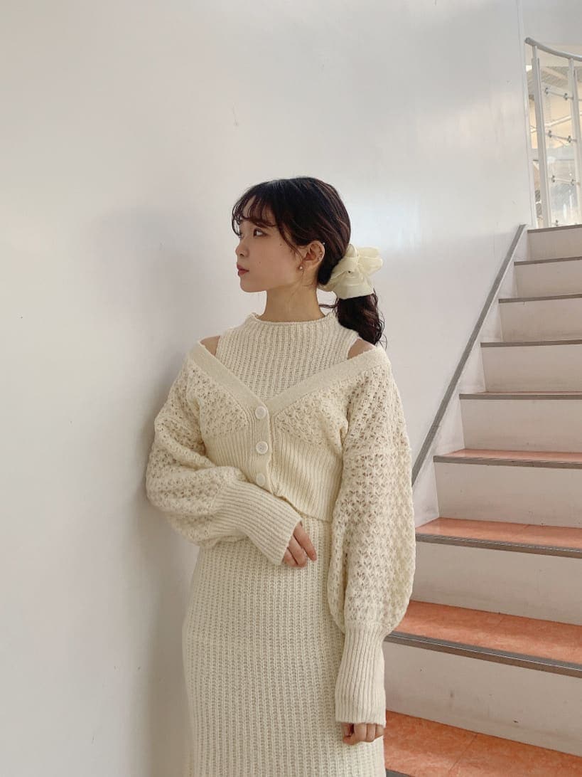 ホワイト系のワンピース、ベージュ系のブーツを着用したレディースの秋コーディネートの4枚目の写真