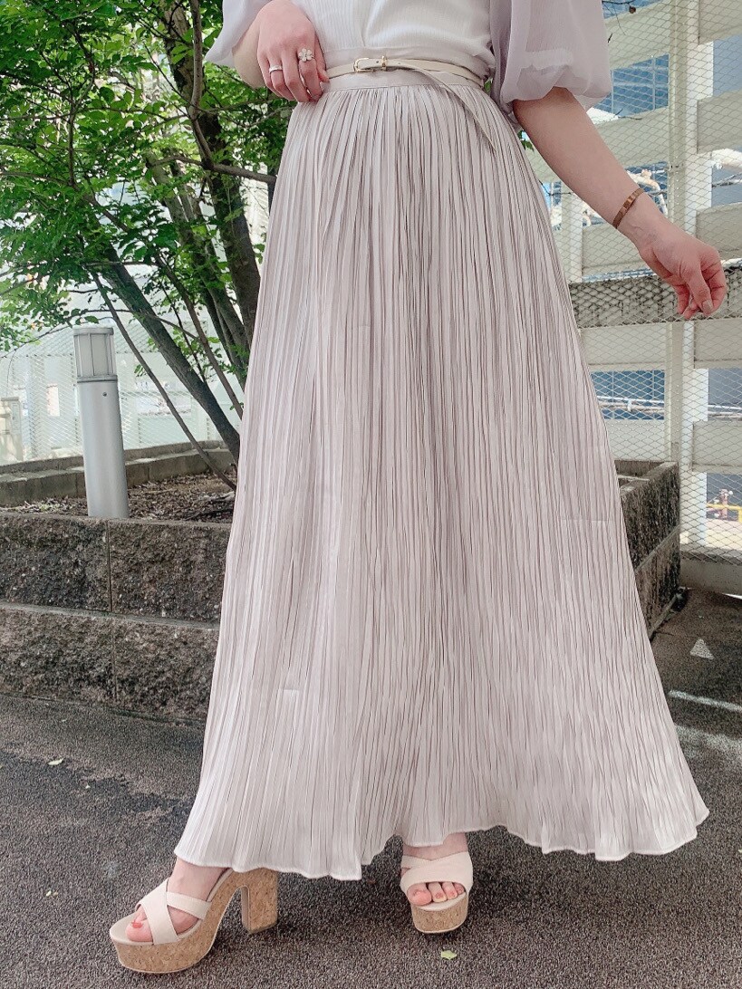 ベージュ系のサンダル、グレー系のスカート、ホワイト系のTシャツ/カットソーを着用したレディースの春コーディネートの8枚目の写真