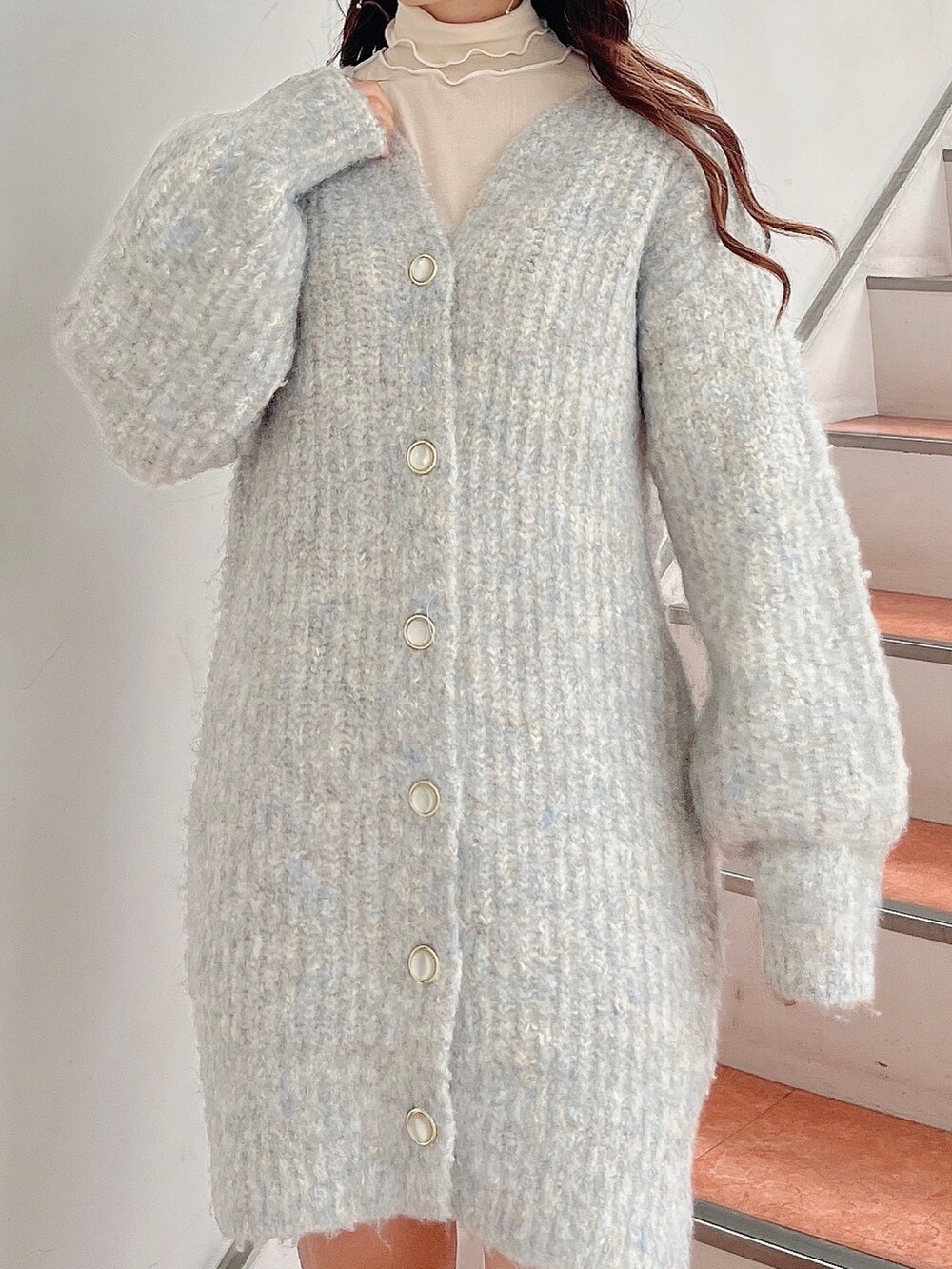 ホワイト系のTシャツ/カットソー、ブルー系のカーディガン/ボレロ、ベージュ系のブーツを着用したレディースの秋コーディネートの8枚目の写真