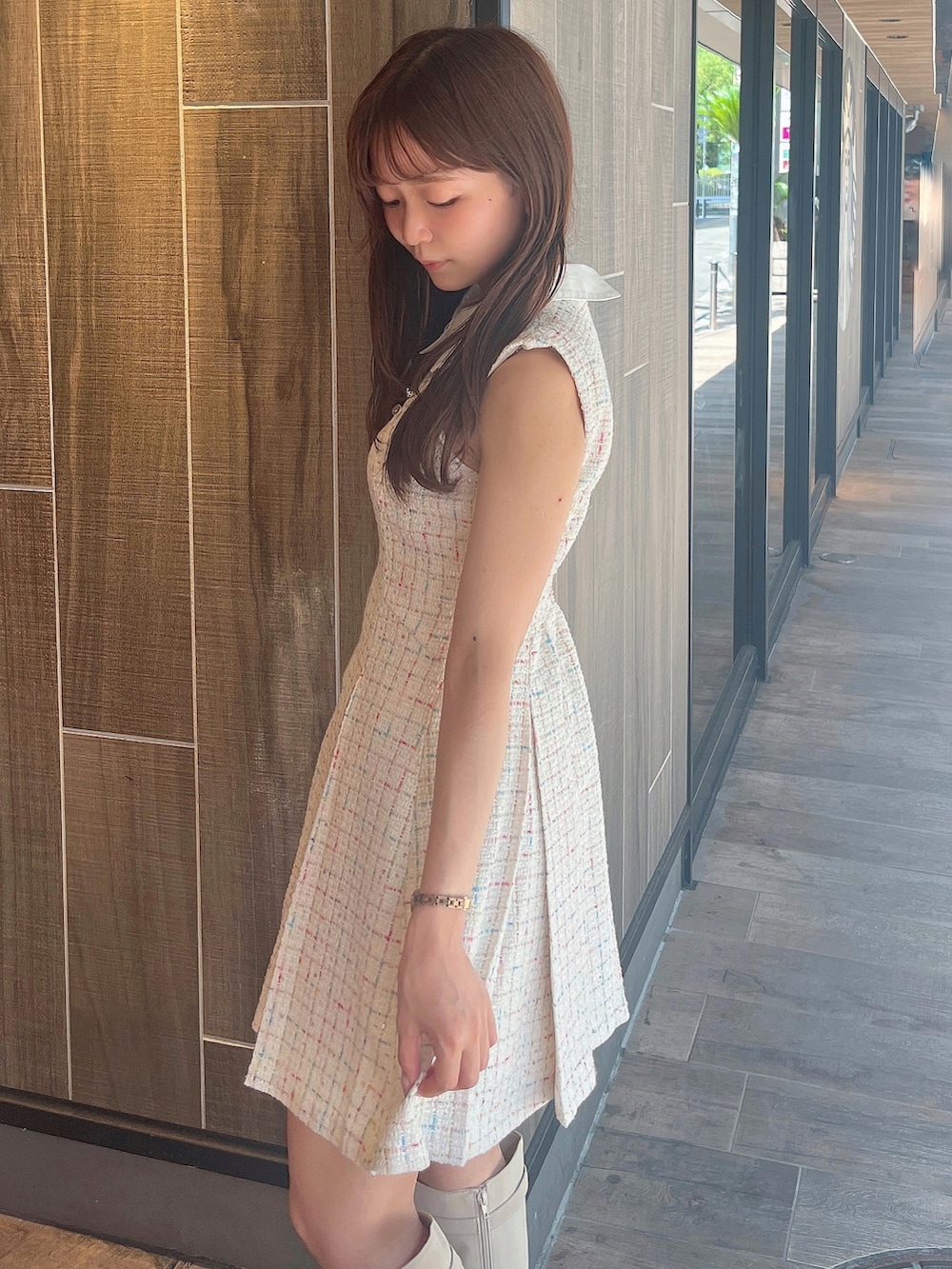 ホワイト系のワンピース、ホワイト系のブーツを着用したレディースの夏コーディネートの8枚目の写真