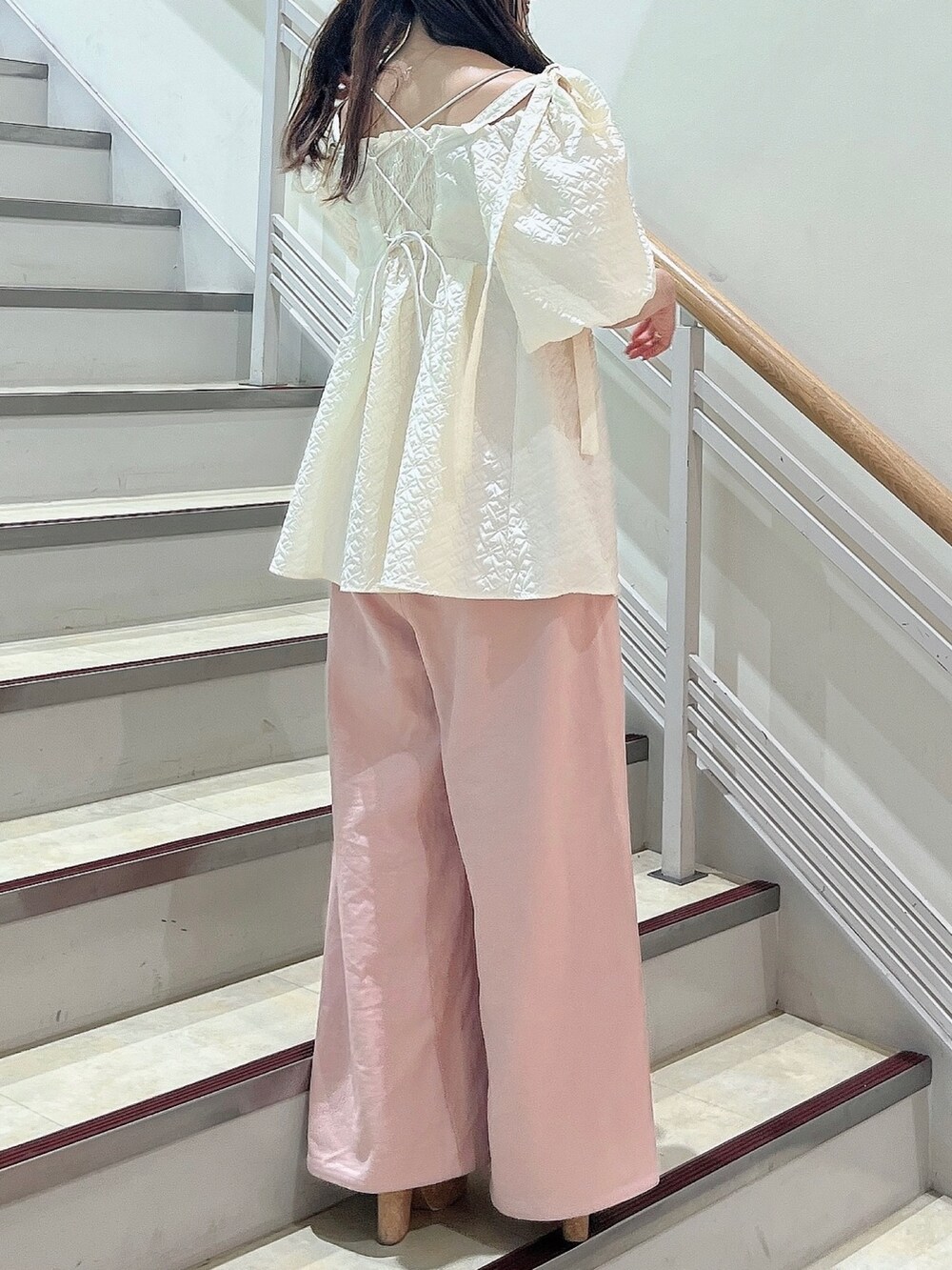 ホワイト系のシャツ/ブラウス、ピンク系のデニムパンツを着用したレディースの夏コーディネートの4枚目の写真