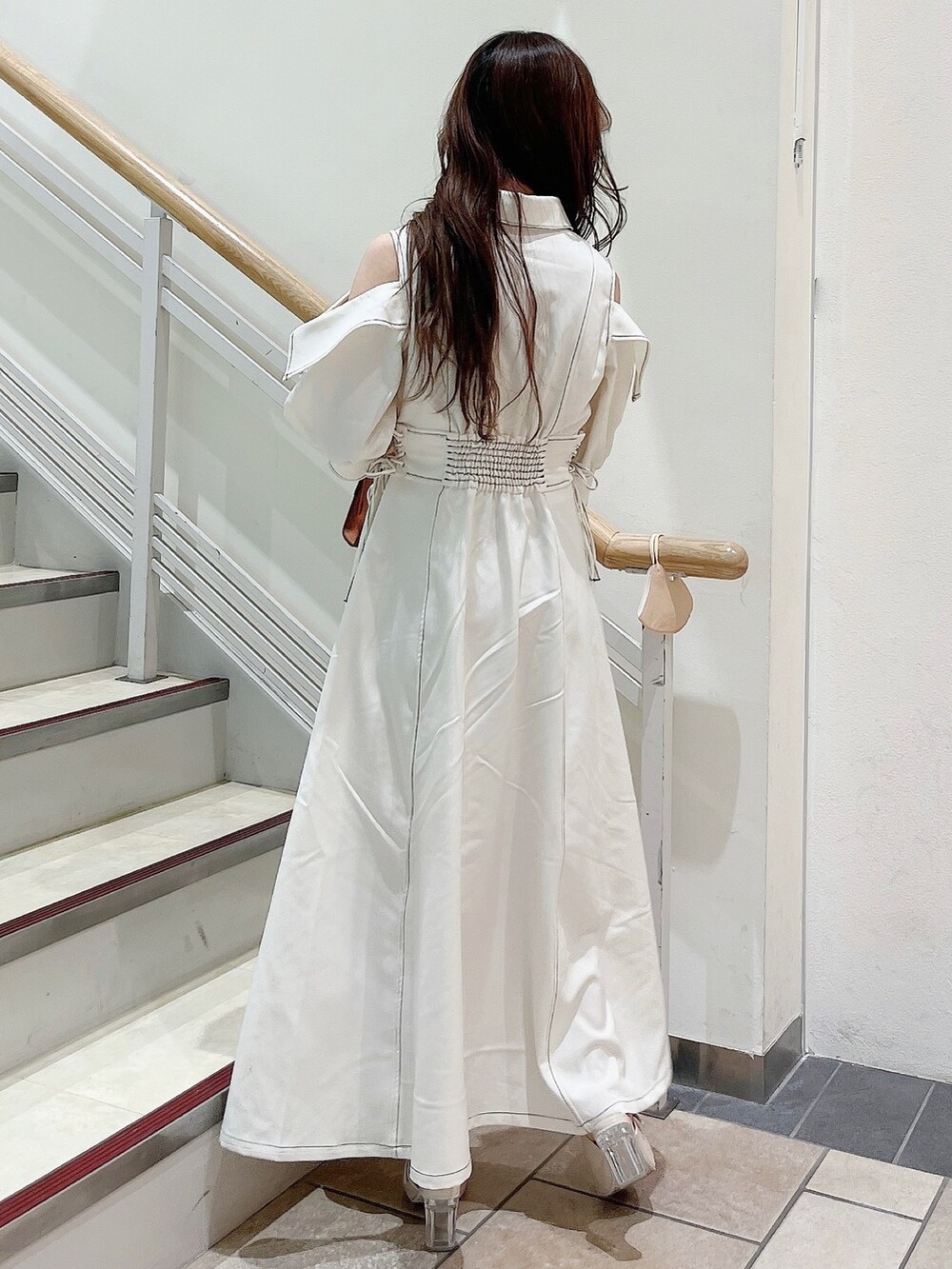 ホワイト系のワンピース、ホワイト系のパンプスを着用したレディースの冬コーディネートの4枚目の写真