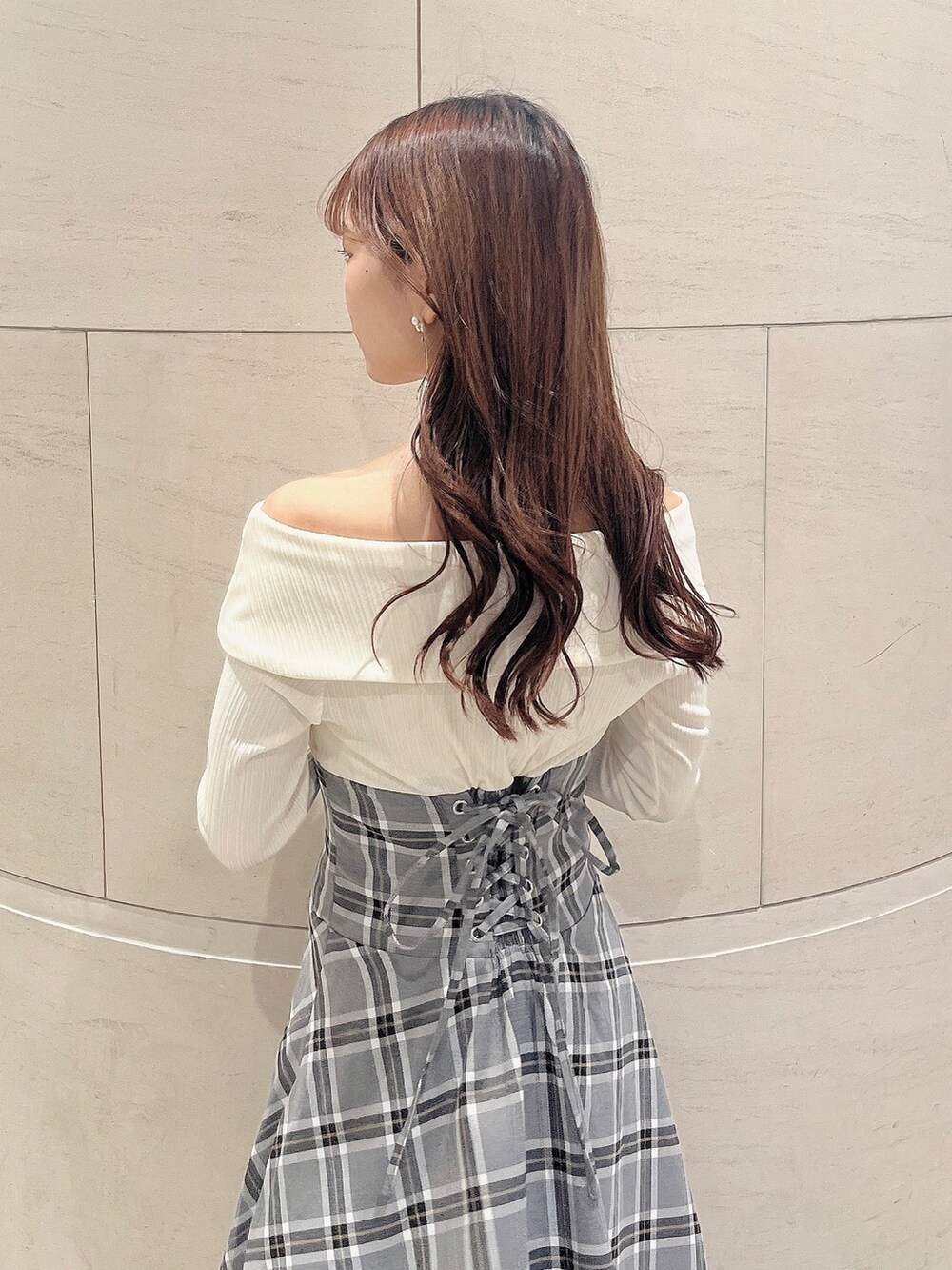 ホワイト系のワンピース、ホワイト系のブーツを着用したレディースの秋コーディネートの7枚目の写真