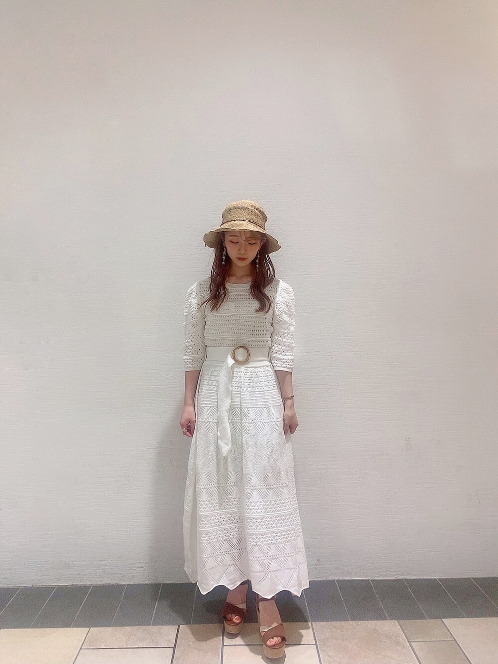 その他のサンダル、ホワイト系のワンピース、ブラウン系のハットを着用したレディースの春コーディネートの4枚目の写真