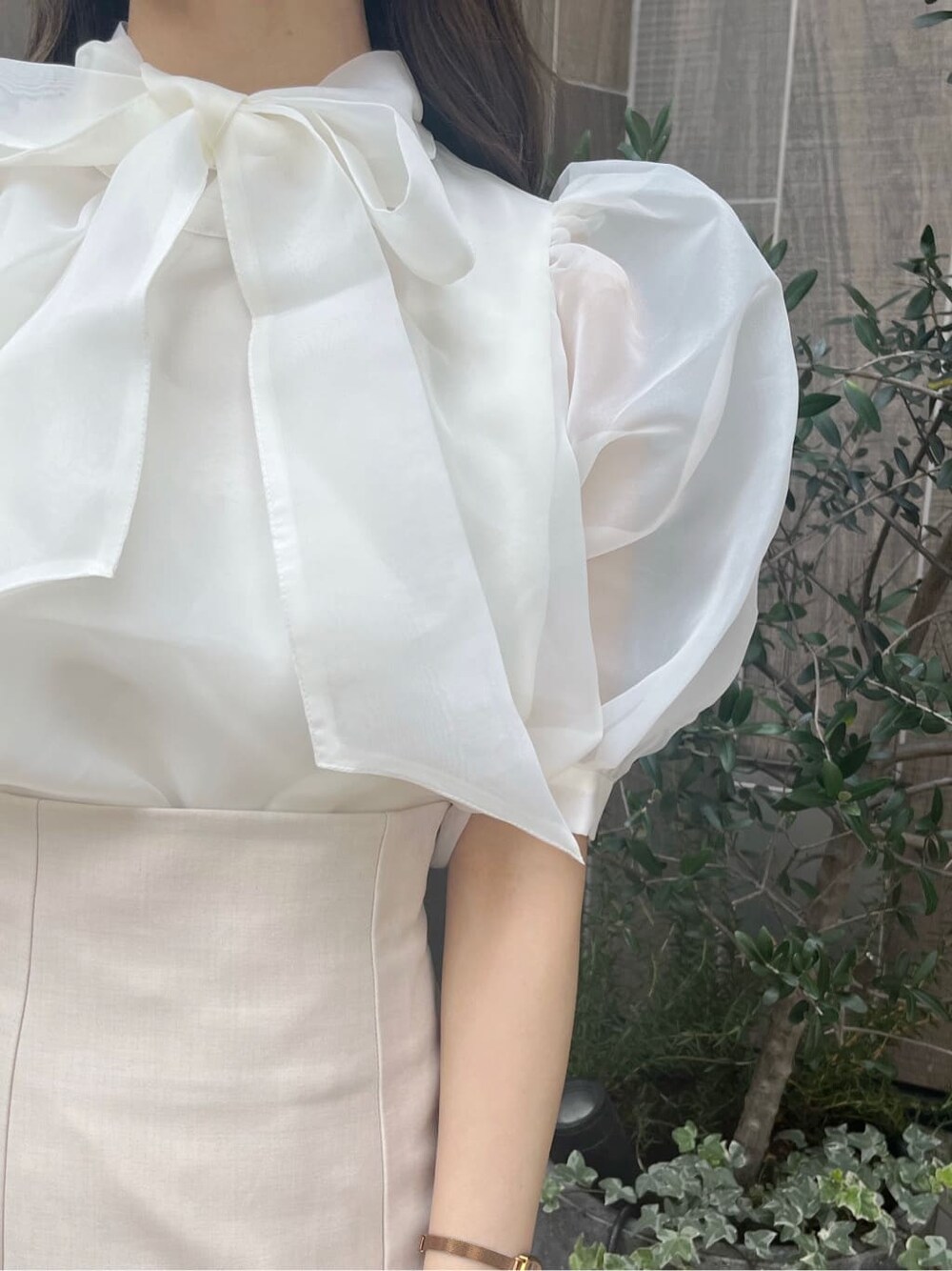 ベージュ系のサンダル、ホワイト系のシャツ/ブラウス、ホワイト系のスカートを着用したレディースの夏コーディネートの6枚目の写真