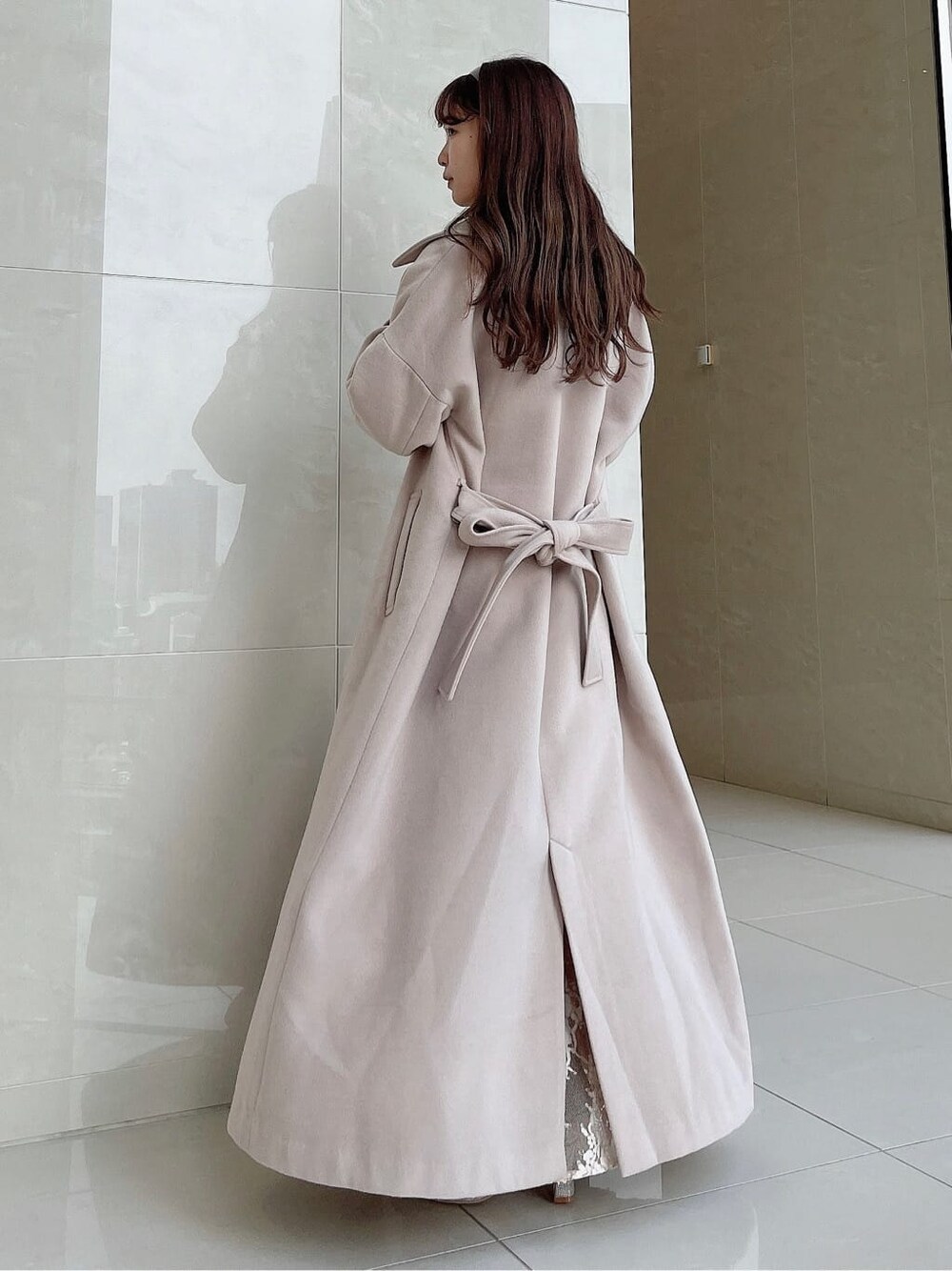 ブラウン系のシャツ/ブラウス、ベージュ系のスカート、ホワイト系のその他アウターを着用したレディースの夏コーディネートの3枚目の写真