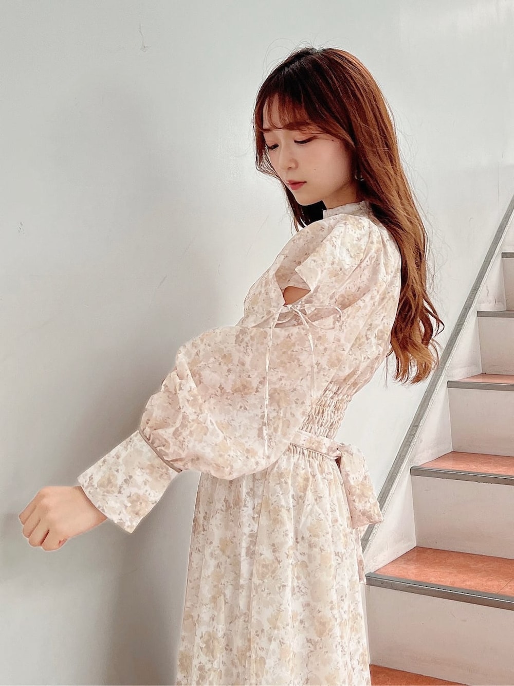 ベージュ系のワンピース、ベージュ系のブーツを着用したレディースの秋コーディネートの6枚目の写真