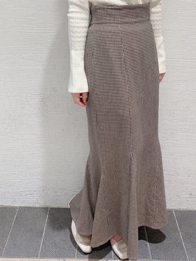 ホワイト系のパンプス、ブラウン系のスカート、ホワイト系のニット/セーターを着用したレディースの夏コーディネートの7枚目の写真