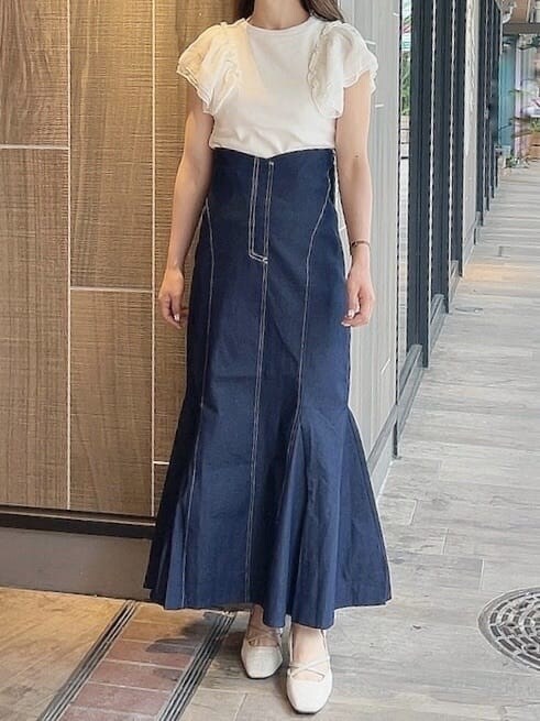 ブルー系のスカート、ホワイト系のTシャツ/カットソー、ホワイト系のパンプスを着用したレディースの夏コーディネートの10枚目の写真